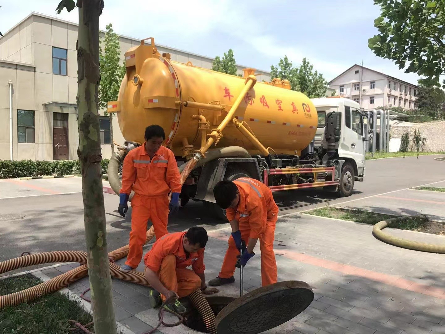 交城管道疏通车停在窨井附近