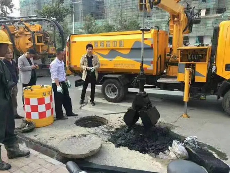 交城街道：网格员化身“清道夫”，为民解忧疏通“堵心”化粪池