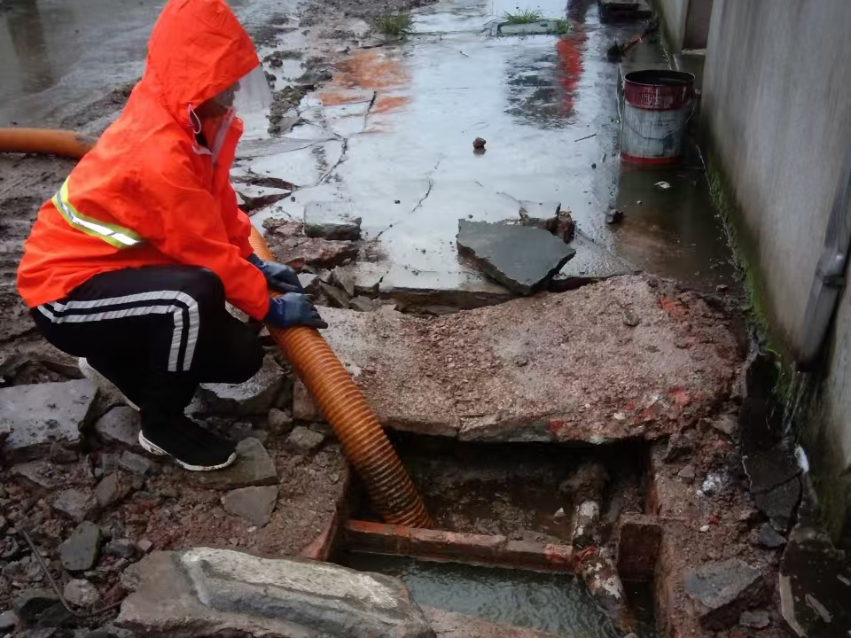 交城专业清理污水池 炜誉市政以规范流程守护城市 “肠道”