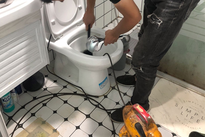 交城马桶堵塞自己疏通还是找师傅?专业上门服务让你省时更省心