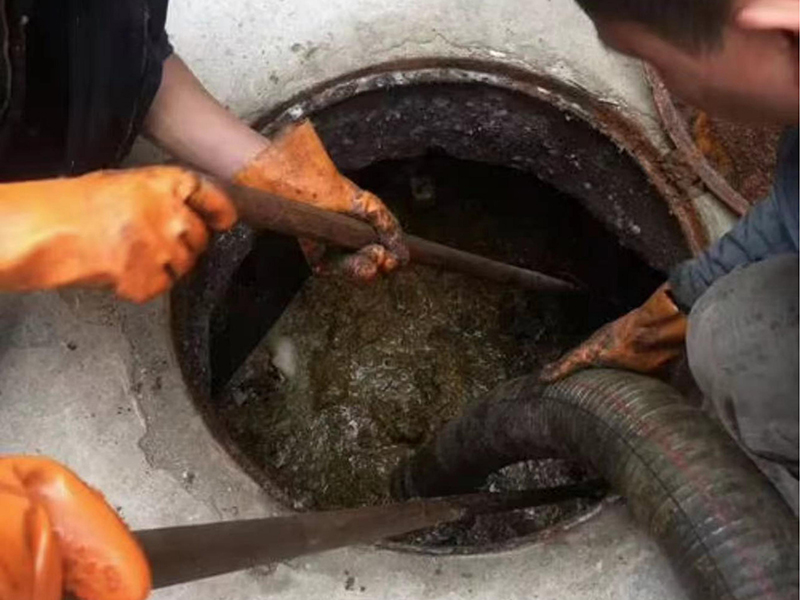 交城清理化粪池时如何避免沼气的危害?